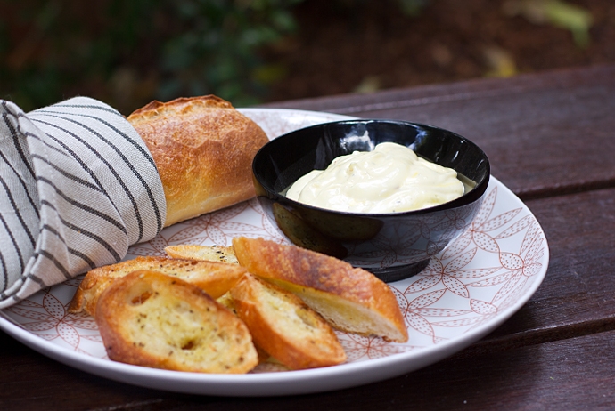 Garlic bread with aioli